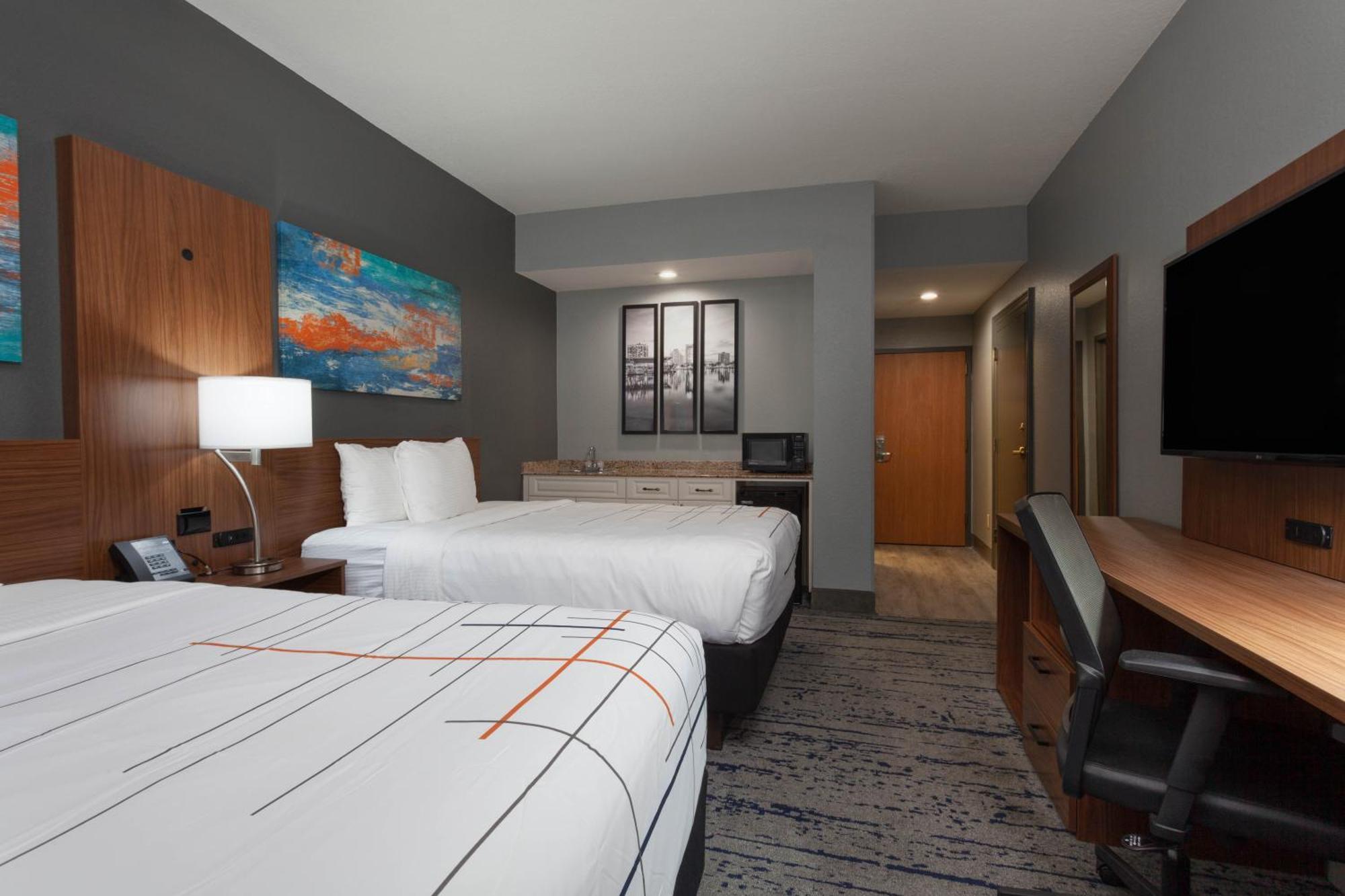 La Quinta By Wyndham St. Petersburg Northeast *Newly Renovated Hotel Exterior photo