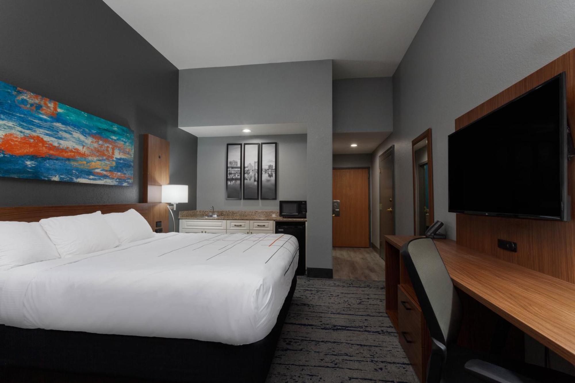 La Quinta By Wyndham St. Petersburg Northeast *Newly Renovated Hotel Exterior photo
